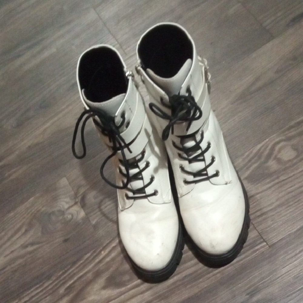 Stylish White Lace-Up Women's Boots